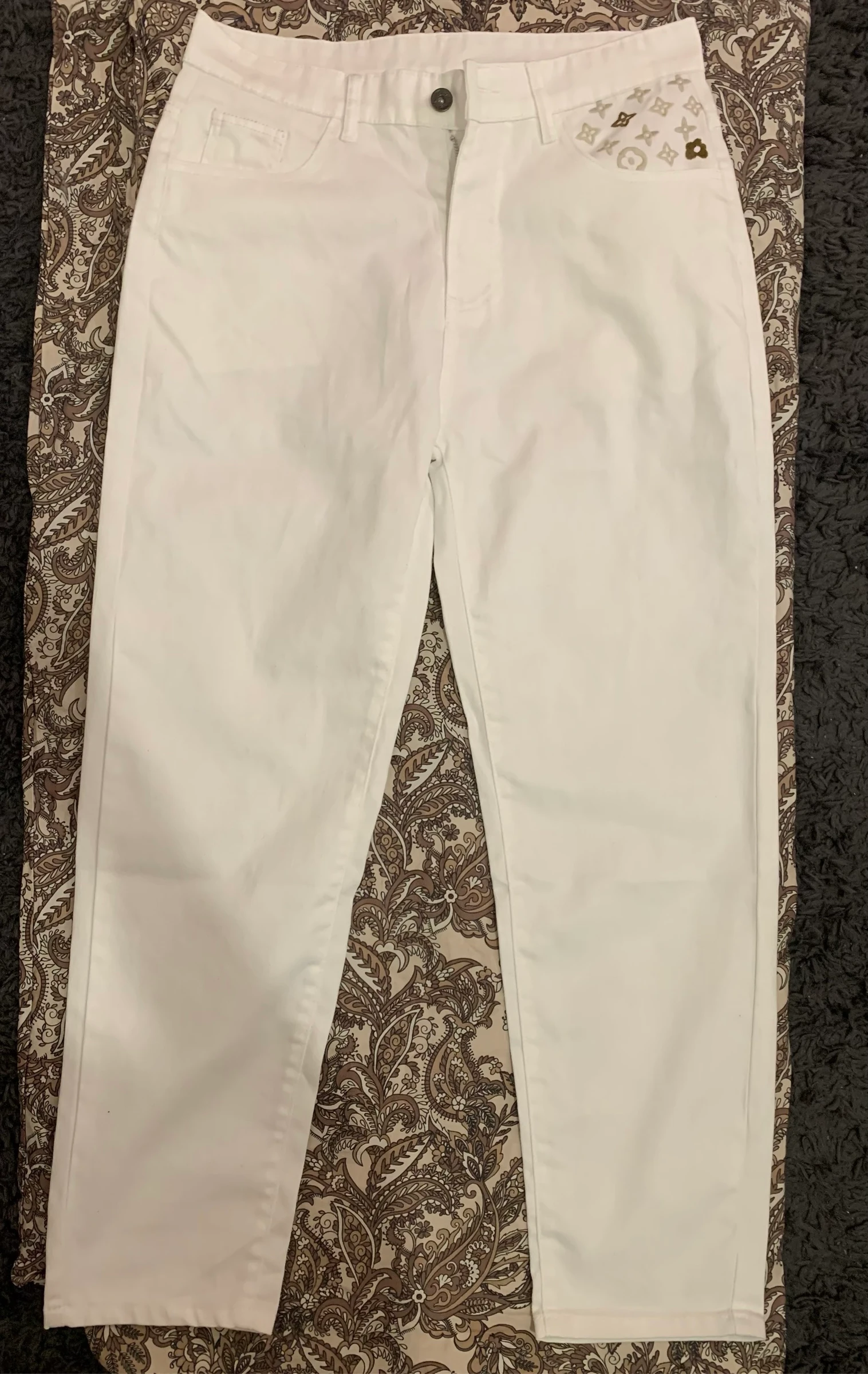 Pantalon blanc homme premium – Coupe droite avec détails monogramme, style luxe